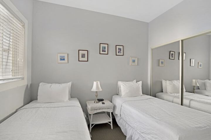 Room 102 of 219