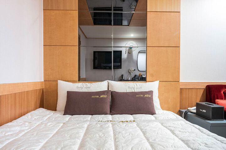 Room 9 of 34