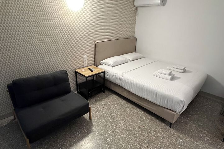 Room 8 of 86