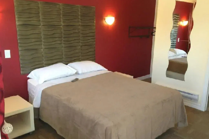 Road 121 Motel
