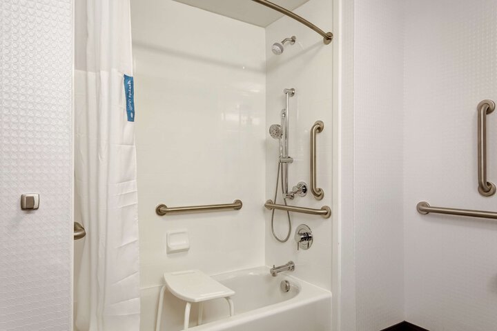 2 Queen Beds Hearing Accessible (4 of 7)