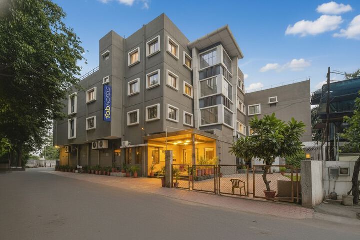 FabHotel Bee Town - AB Road