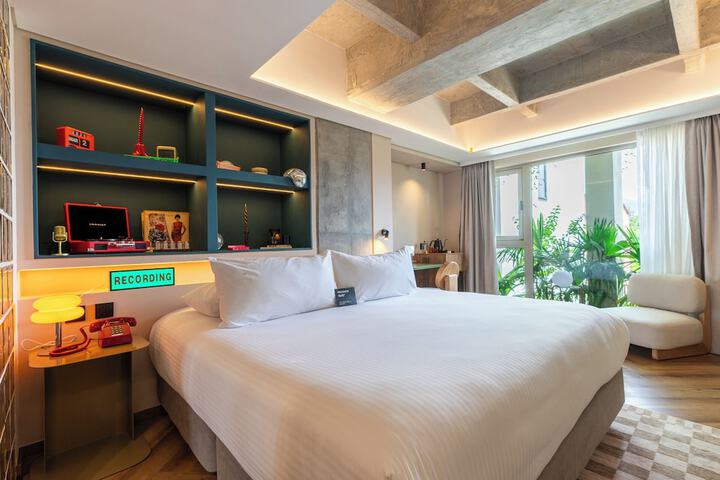 Room 20 of 102