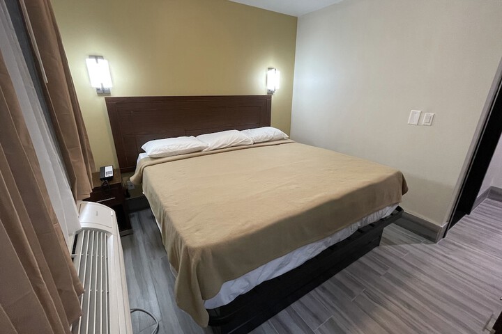 1 Bedroom Deluxe Single King Bed (6 of 8)