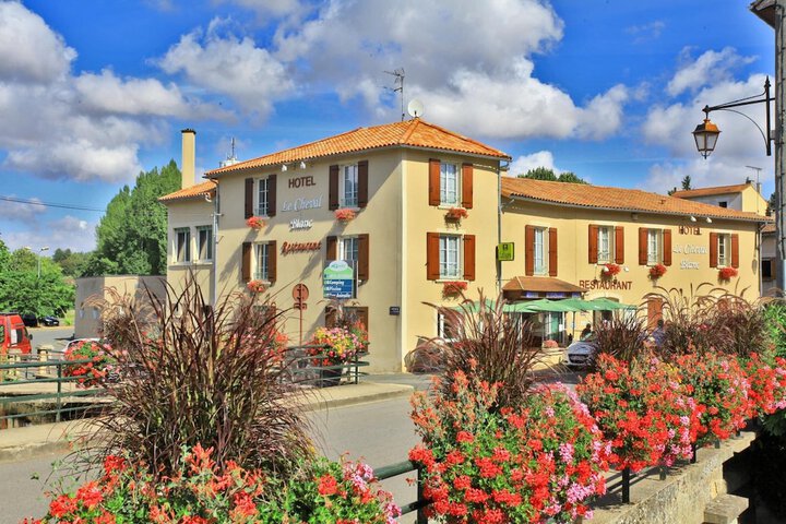 Logis Le Cheval Blanc et Clovis in Vouille