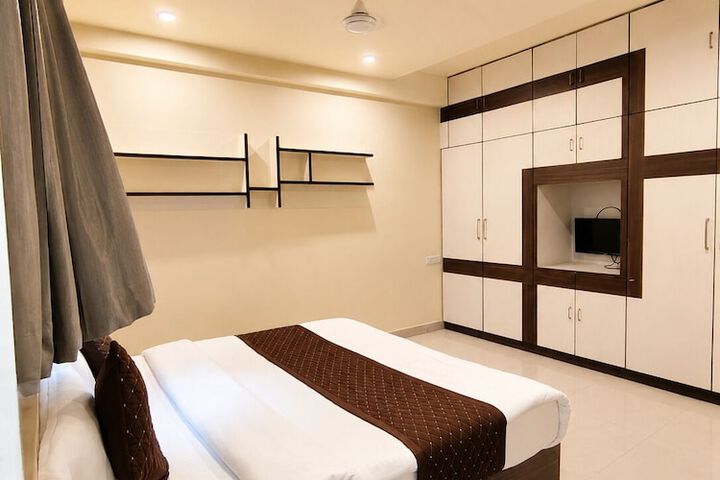 Room 8 of 13