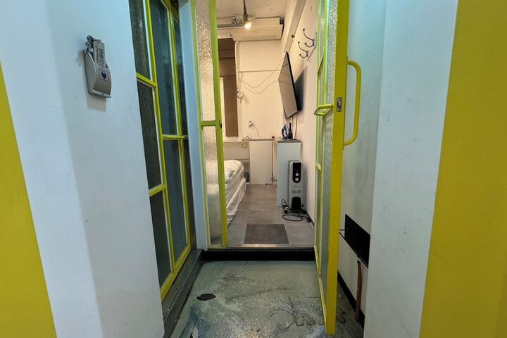 Room 11 of 43