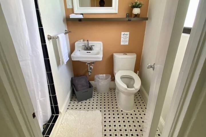 Room 4 of 9