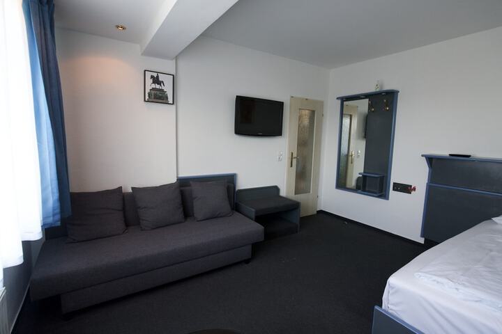 Room 6 of 27