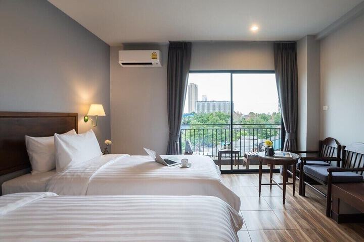 Room 7 of 77