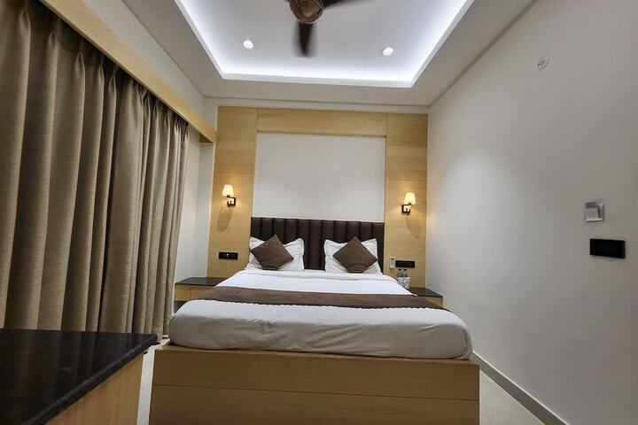 Room 12 of 136