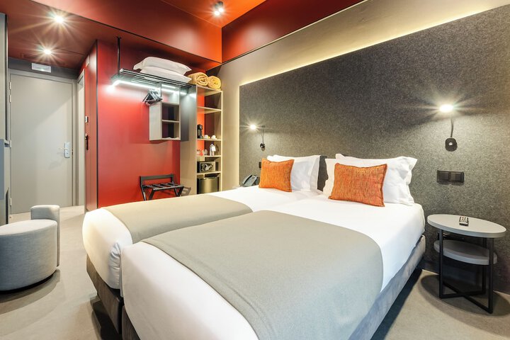 Room 14 di 34