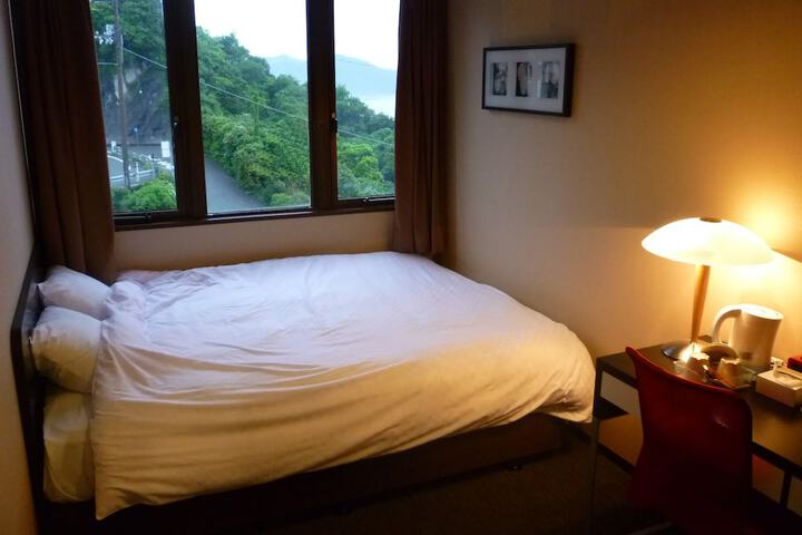 Room 8 of 33