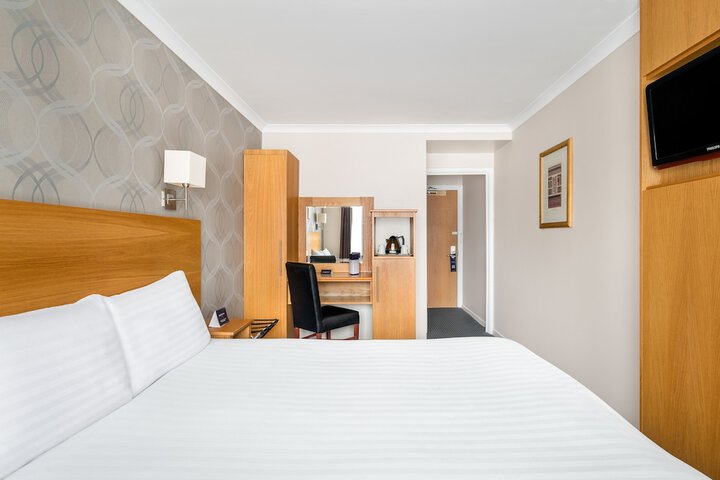 Room 10 of 32
