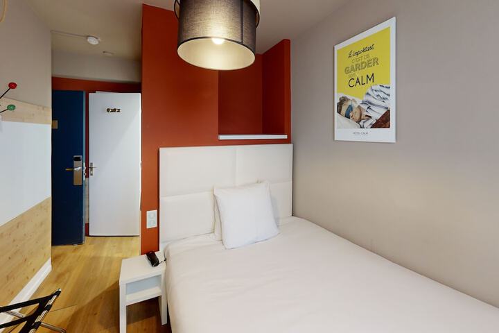 Room 4 of 65