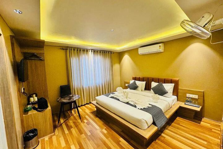 Room 6 of 8
