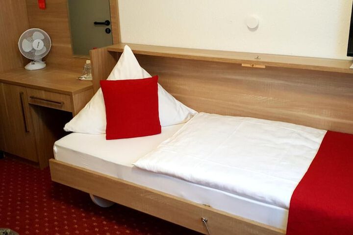 Room 13 of 31