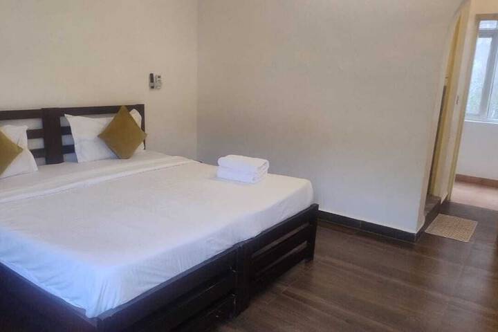Room 10 of 28
