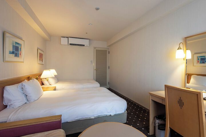 Room 11 of 21