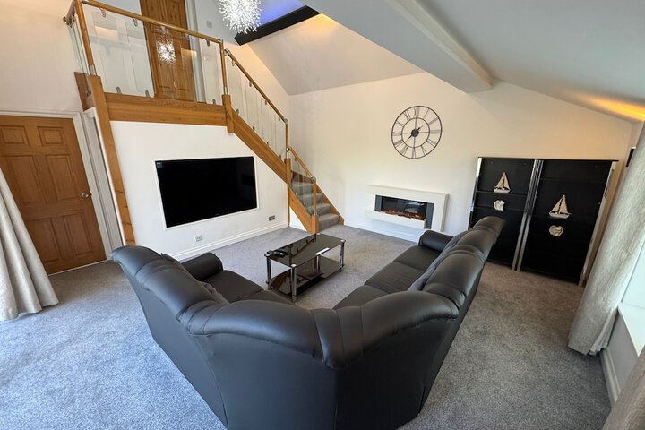 Lounge 36 of 60