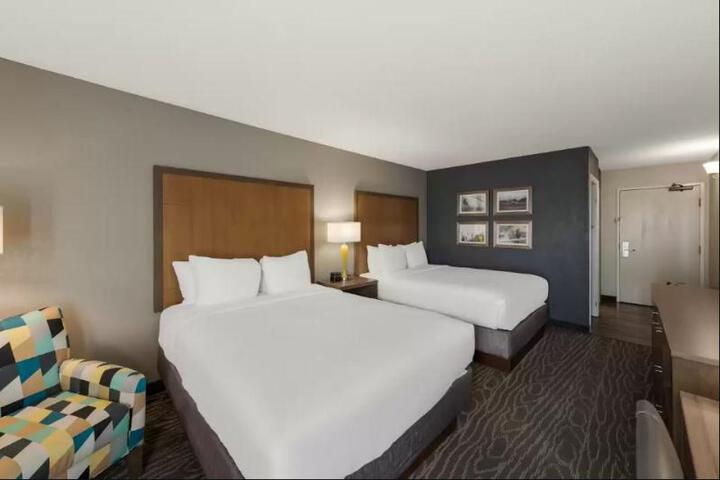 2 Queen Beds (7 of 10)