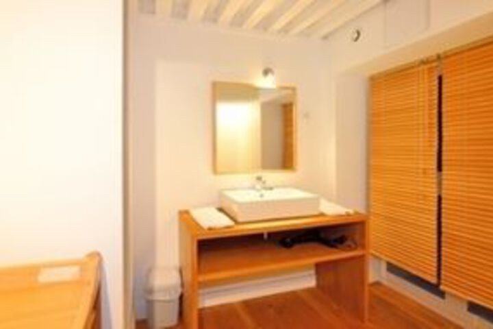 Room 4 of 15