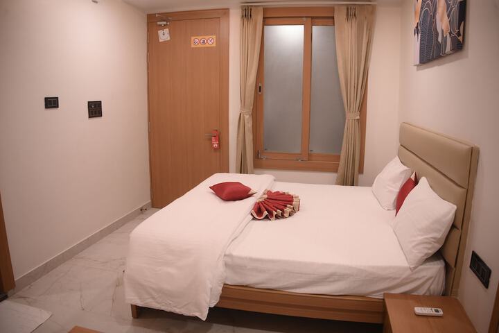 Room 12 of 28