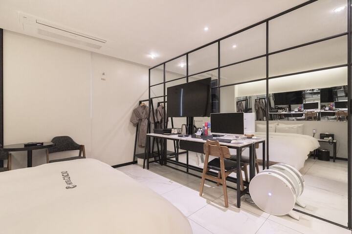 Room 18 of 52