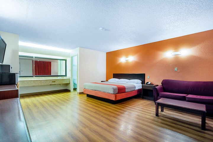 Deluxe King Bed (2 of 9)