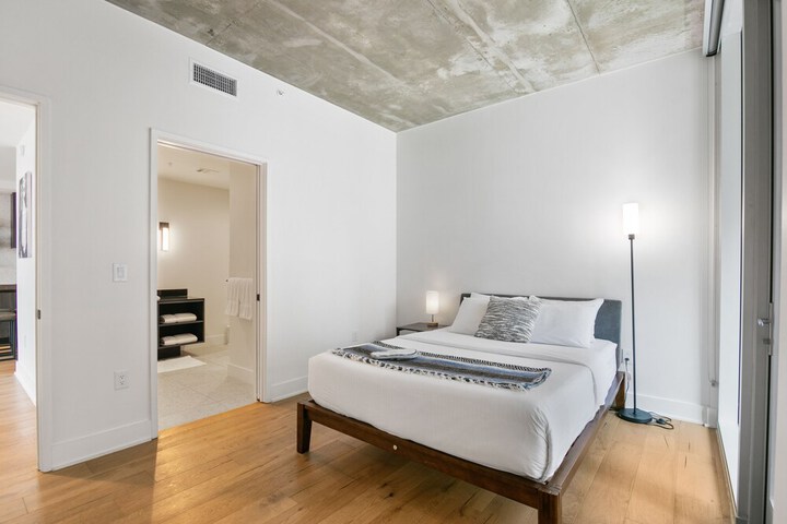 Room 32 of 860