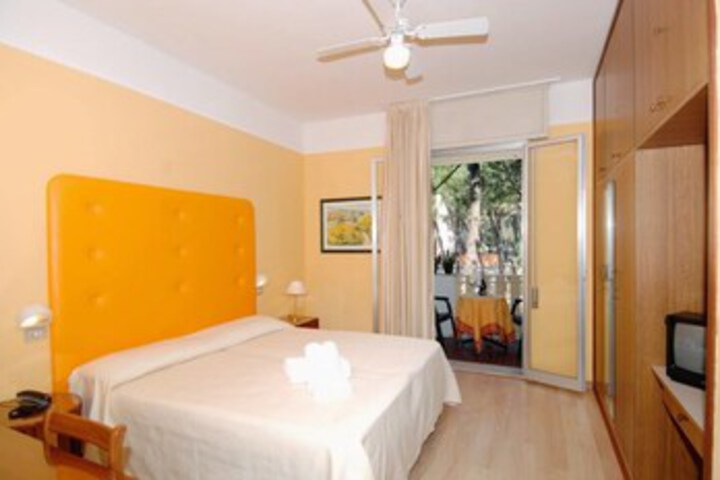 Room 10 of 12