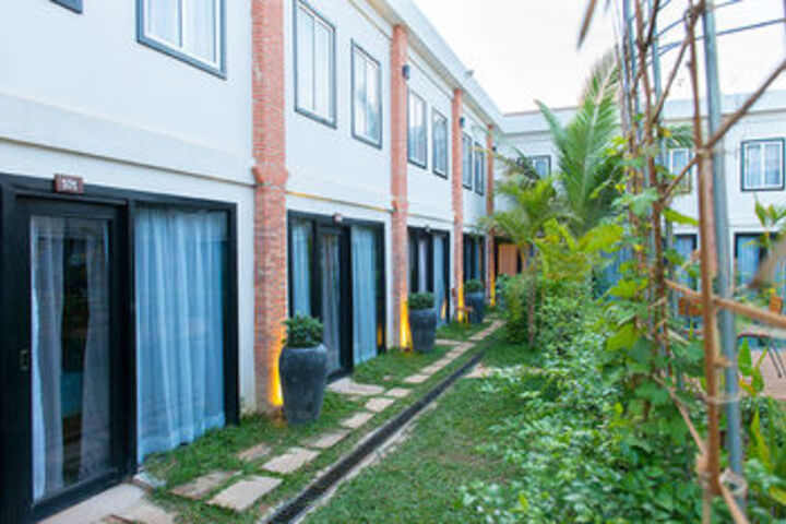 Hotel Exterior 13 of 65