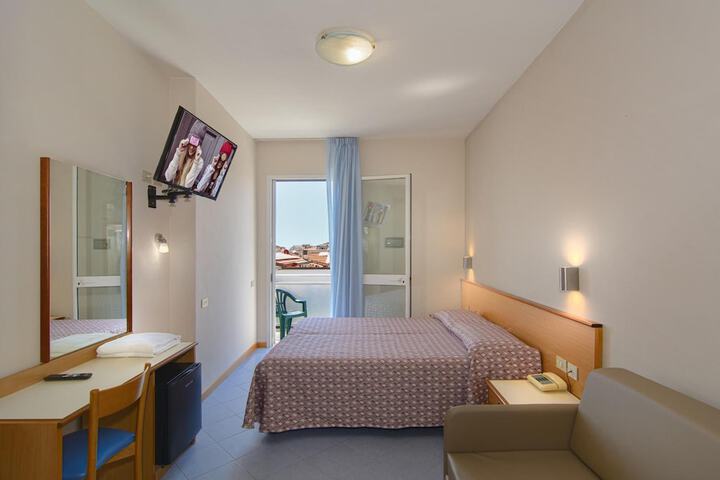 Room 13 of 33