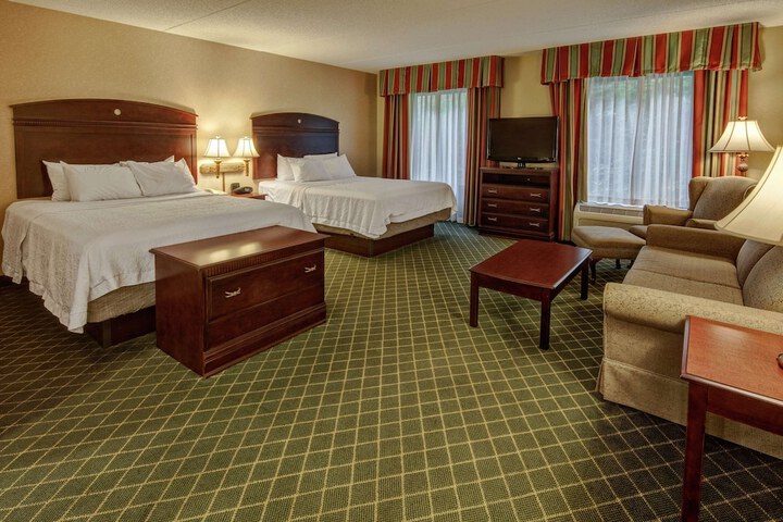 2 Queen Beds Mobility Hearing Accessible Tub (5 of 8)