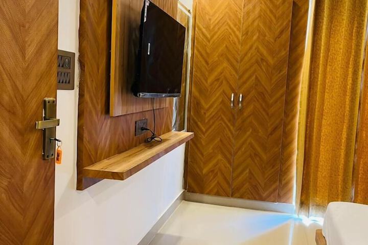 Room 6 of 17