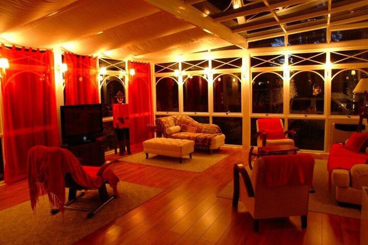 Lounge 12 of 18