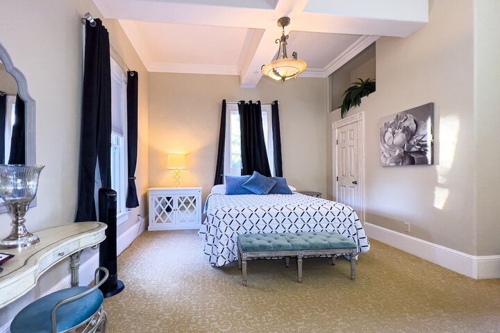 Room 25 of 95