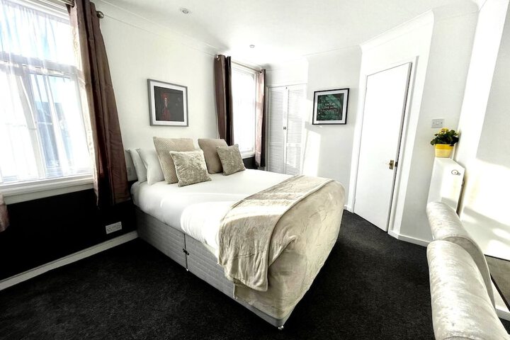 Room 11 of 34