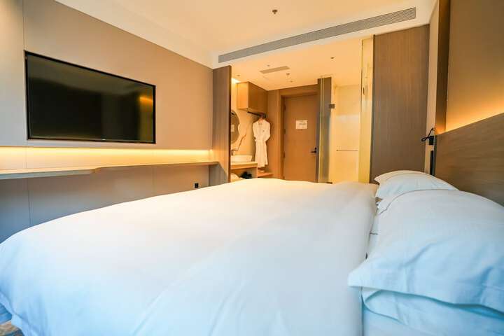 Room 8 of 85