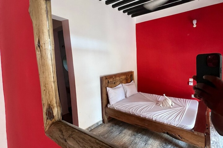 Room 4 of 77