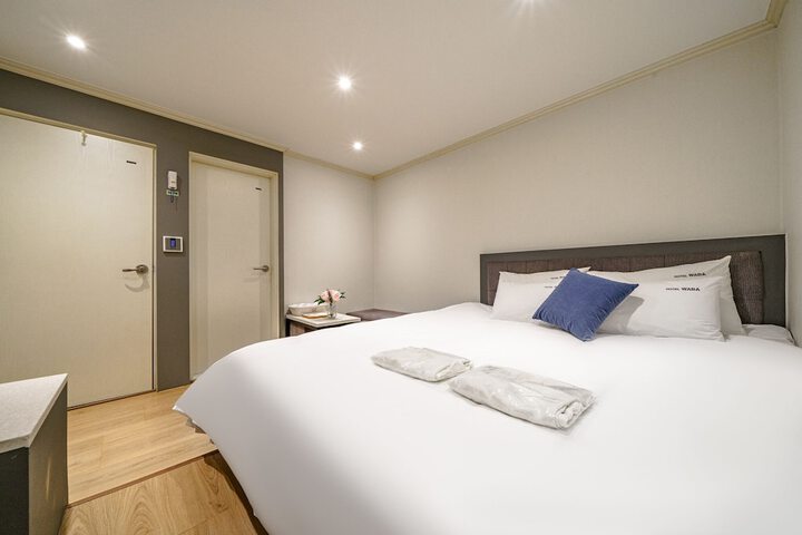 Room 15 of 48