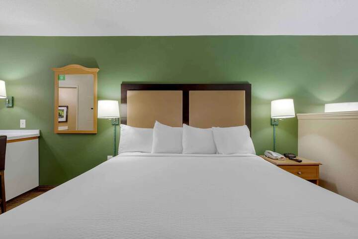 Deluxe Studio King Bed (1 of 10)