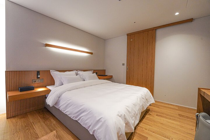 Room 16 of 76