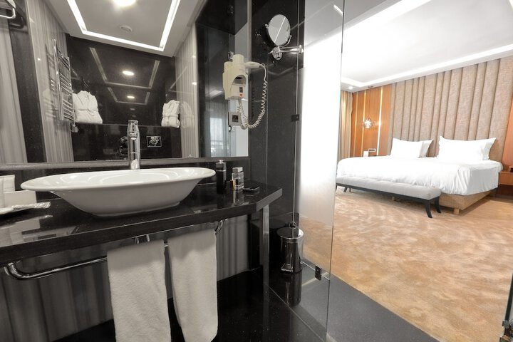 Room 6 of 63