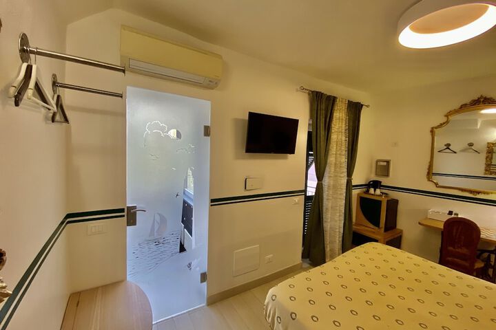Room 106 of 190
