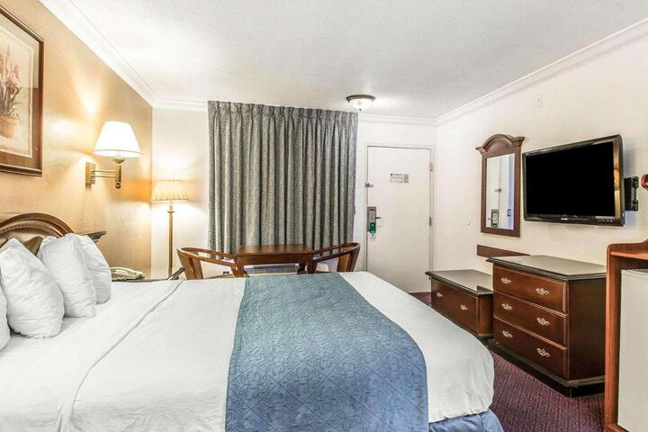 1 King Bed (1 of 14)