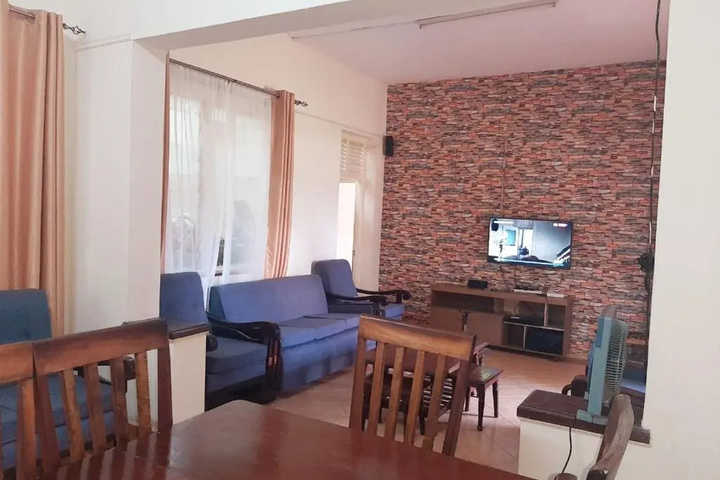 Room 6 of 12
