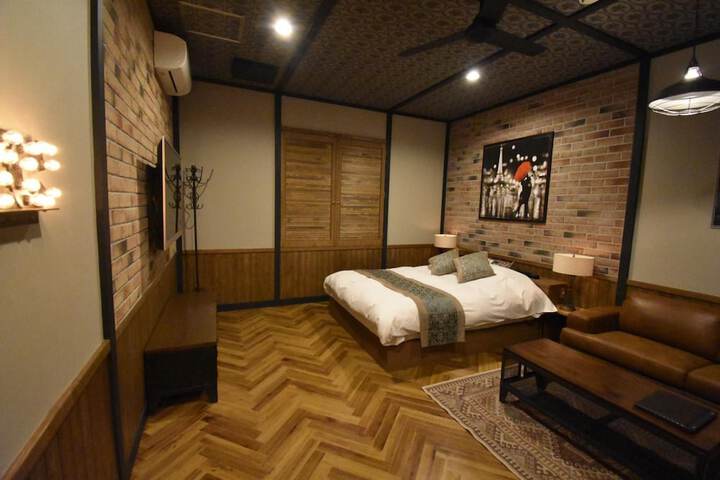 Room 7 of 14