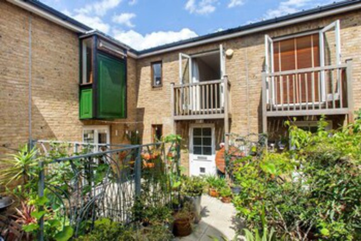 Quirky 2BR flat with terrace near Shoreditch!