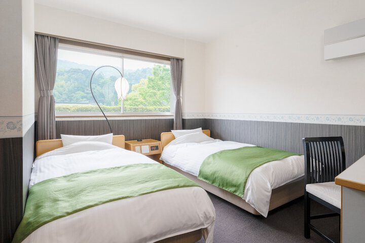 Room 8 of 25